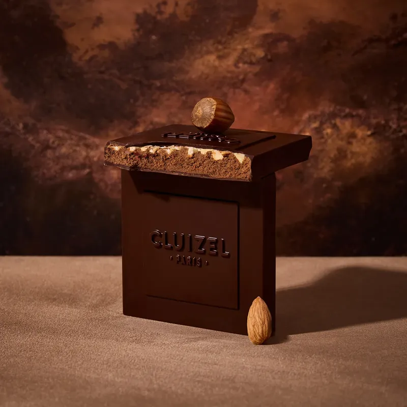 The square moment Dark chocolate praline bar